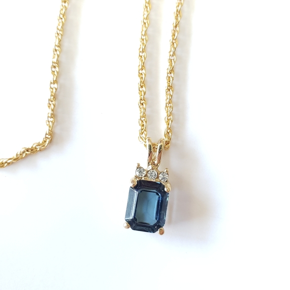 Jewelry - Beautiful gold tone necklace blue crystal pendant